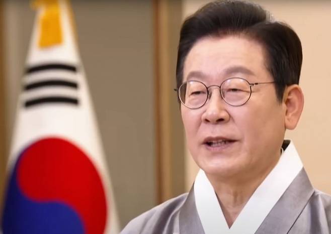 이재명 대통령과 김혜경 여사가 추석 연휴 이틀째인 4일 한복 차림으로 영상 메시지를 통해 명절 인사를 전하고 있다. 2025.10.4 KTV 캡처