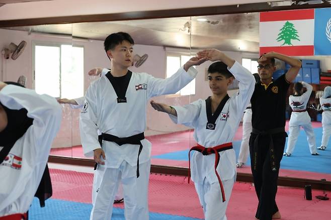 동명부대 태권도 교관이 압바시아 시청에서 현지인 대상 태권도 교육을 실시하고 있다. 2025.10.4 합동참모본부 제공