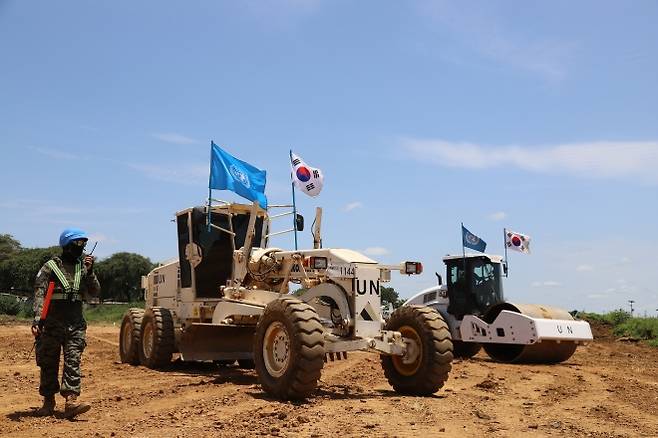 한빛부대 장병들이 보르 공항 보수 작전으로 활주로를 신설하고 있다. 2025.10.4 합동참모본부 제공