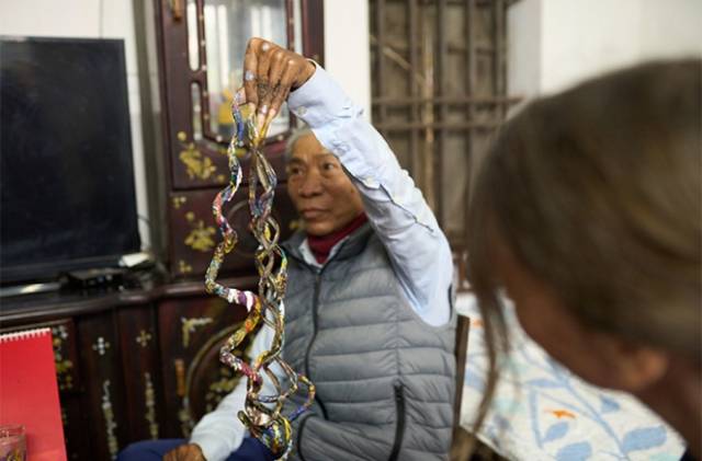 베트남에서 화가로 활동하는 남성 류 꽁 후옌(67)은 올해 ‘가장 긴 손톱’ 남성 부문에서 기네스 세계 기록을 세워 ‘기네스 세계 기록 2026’에 등재될 예정이다. 기네스 월드 레코드 제공