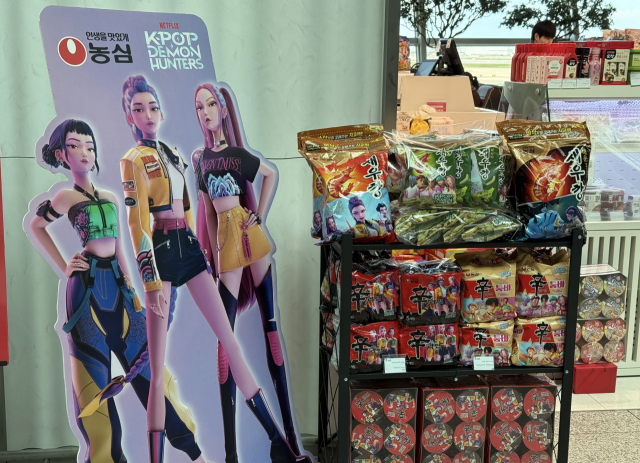 인천국제공항 매대에 영화 '케이팝 데몬 헌터스' 콜라보 제품이 진열되어 있다. 사진=임혜린 기자