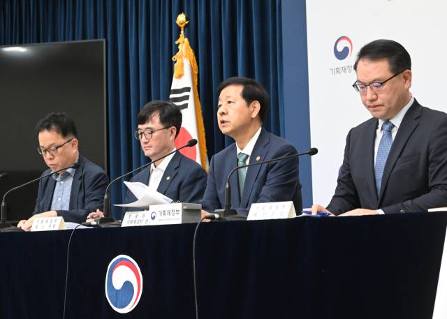 구윤철(오른쪽 두번째) 부총리 겸 기획재정부 장관이 2026년 예산안에 대해 설명하고 있다. 사진제공=기획재정부