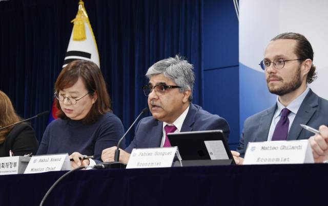 라훌 아난드(오른쪽 두번째) 한국 미션 단장이 한국 정부와의 2025년 연례협의 결과에 대해 브리핑하고 있다. 사진제공=기획재정부