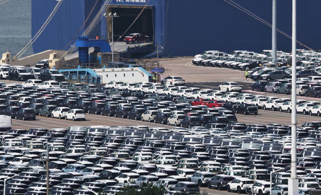 지난달 16일 경기도 평택항에 수출용 자동차가 세워져 있는 모습. 연합뉴스