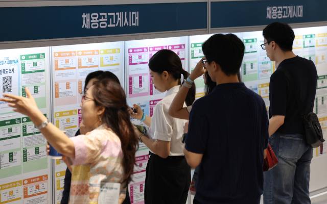 지난 9월 16일 서울 강서구 코엑스 마곡에서 열린 '제8회 항공산업 잡 페어(취업 박람회)'를 찾은 구직자들이 채용공고 게시대를 살펴보고 있다. 연합뉴스