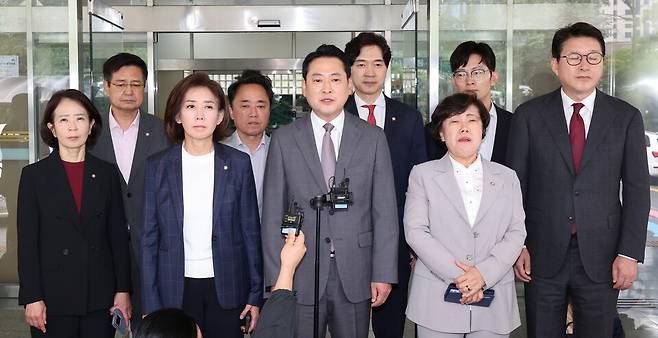 국민의힘 장동혁 대표, 나경원, 신동욱 의원 등이 10월3일 영등포경찰서에서 이진숙 전 방통위원장 체포 항의를 한 뒤 발언하고 있다. ⓒ 연합뉴스