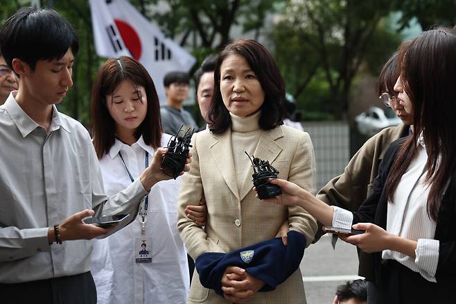 이진숙 전 방송통신위원장이 4일 오후 체포적부심사를 받기 위해 서울남부지법으로 들어서며 발언하고 있다. ⓒ 연합뉴스