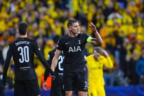 1일 보되/글림트와 경기에서 주장 완장을 착용한 판 더 펜. EPA연합뉴스