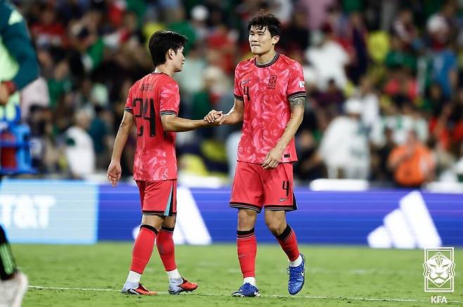 ▲ 홍명보호는 김민재를 중심으로 하는 스리백을 주전술로 삼기 시작했다. 그런 김민재가 빠지면 전력 점검과 수비 전략을 재조정해야 한다. 김민재의 회복 속도와 훈련 복귀 여부가 10월 A매치 성공의 핵심 열쇠가 될 전망이다. ⓒ대한축구협회