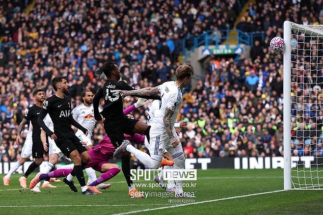 ▲ 토트넘이 기대를 품고 영입한 자원들이 승리를 합작했다. 전반 23분 하프라인에서 상대 볼을 가로챈 토트넘은 쿠두스의 침투패스 한번으로 역습을 진행했다. 이를 이어받은 텔이 페널티박스 오른쪽 모서리에서 오른발 슈팅으로 마무리해 첫 골을 뽑아냈다. 첫 득점을 어시스트한 쿠두스는 후반에 결승골을 뽑아내 토트넘 데뷔골을 터뜨렸다.&nbsp;