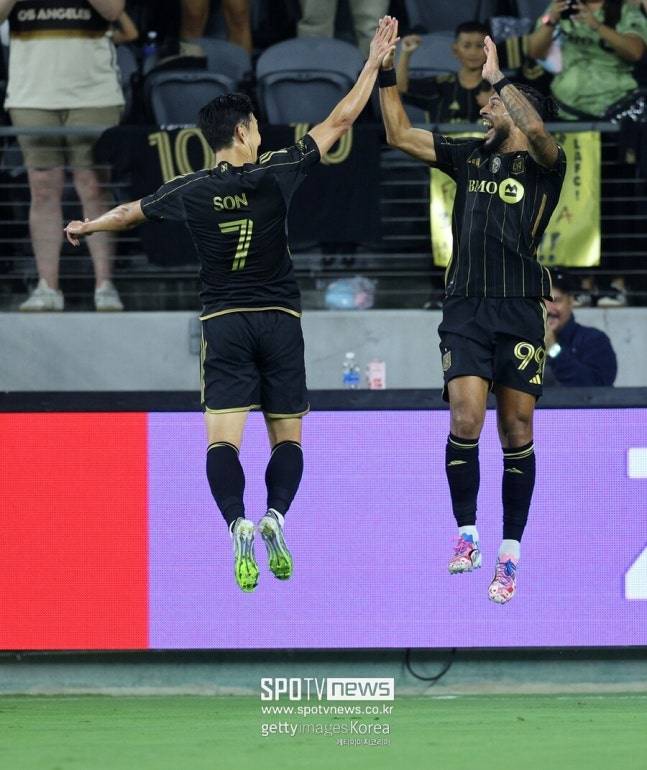 ▲ 손흥민과 부앙가는 공존을 넘어 서로의 스타일을 완벽하게 끌어올리며 새로운 패턴을 만들어내고 있다. 스피드와 결정력이 탁월한 둘이 달리기 시작하면 상대는 누구부터 막아야 하는지 고민하는 모습을 어렵지 않게 찾아볼 수 있다.