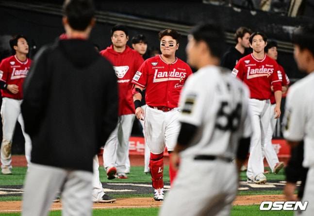 SSG 선수들이 지난해 열린 KT와 5위 결정전 패배 후 아쉬워하고 있다.