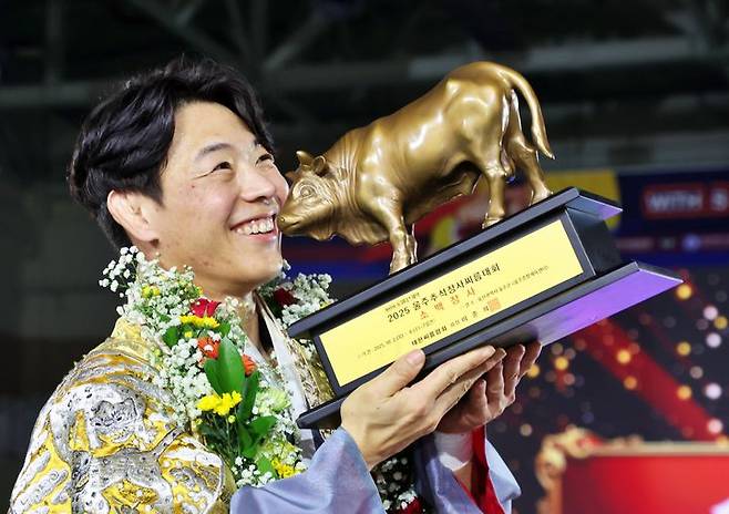 이완수가 4일 울산광역시 울주군 울주종합체육관에서 열린 '위더스제약 2025 울주추석장사씨름대회 소백장사(72㎏ 이하)' 결정전에서 우승한 뒤 트로피를 들고 환하게 웃고 있다. /사진=대한씨름협회 제공