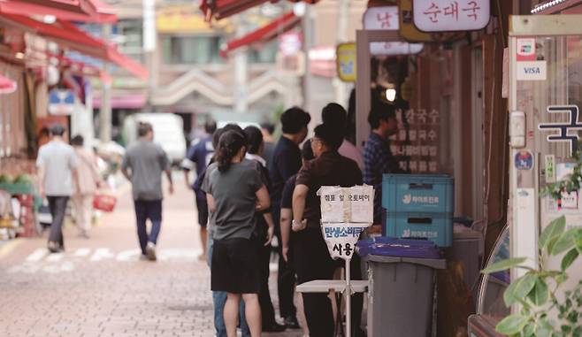 정치도, 사회도, 경제도 어지럽다. 이럴 때일수록 정부는 생산적인 정책을 추진해야 하고, 여야는 이를 뒷받침해야 한다. 하지만 여야는 갈수록 퇴행적 정치에 매몰되고 있다.[사진 | 연합뉴스]
