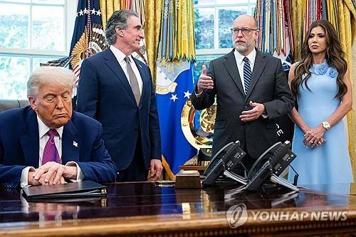 백악관 집무실에서 발언하는 러셀 보트 예산관리국장(오른쪽 두 번째) [AFP 연합뉴스 자료사진. 재판매 및 DB 금지]
