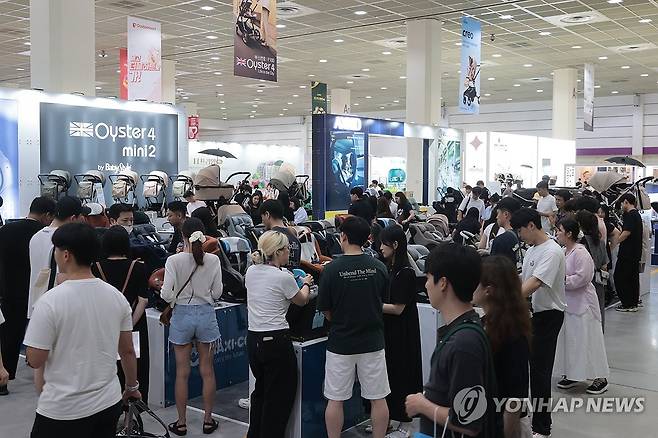 인파로 붐비는 베페 베이비페어 (서울=연합뉴스) 류효림 기자 = 17일 서울 강남구 삼성동 코엑스에서 열린 48회 베페 베이비페어에서 참관객들이 육아용품을 살펴보고 있다. 2025.8.17 ryousanta@yna.co.kr