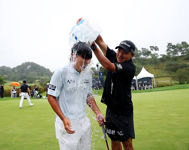 우승 후 물세례를 받는 옥태훈(왼쪽) [KPGA 제공. 재판매 및 DB 금지]