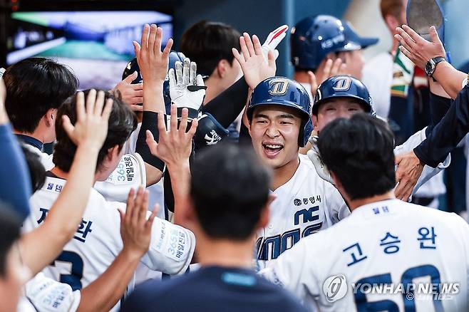 NC 김휘집 '와일드카드 결정전' 간다 (창원=연합뉴스) 4일 창원NC파크에서 열린 프로야구 2025 신한 SOL 뱅크 KBO리그 SSG 랜더스와 NC 다이노스 경기. 2회 말 무사 1·3루 상황 홈런을 친 NC 8번 김휘집이 더그아웃에서 동료에게 축하받고 있다. 2025.10.4 [NC다이노스 제공. 재판매  DB 금지] image@yna.co.kr