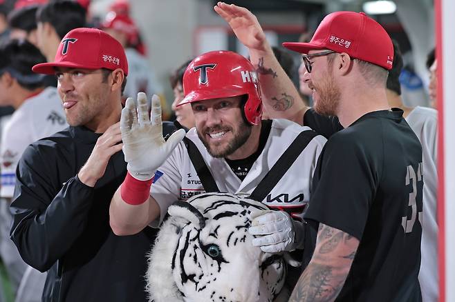 4일 시즌 최종전에서 3점 홈런을 친 KIA 위즈덤 [KIA 타이거즈 제공. 재판매 및 DB 금지]