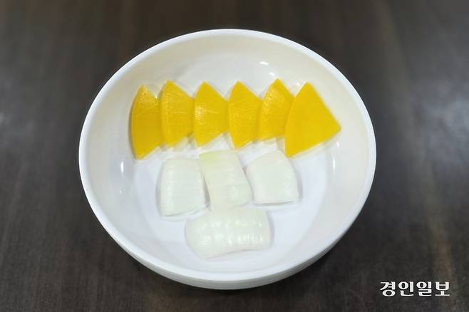 오른쪽 방향을 가리키듯 오와 열을 맞춰 정교하게 세팅돼 있는 단무지. /황성규기자 homerun@kyeongin.com