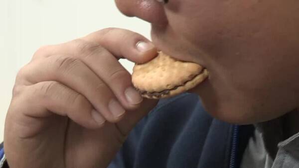 과자 섭취.