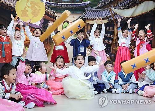 추석 연휴를 이틀 앞둔 1일 부산 부산진구청 어린이집에서 한복을 곱게 차려입은 원생들이 명절문화로 윷놀이 체험을 하고 있다. 연합뉴스 제공