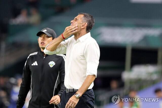 지난 7월 23일 전북 전주월드컵경기장에서 열린 하나은행 K리그1 2025 전북현대와 강원FC의 경기. 전북현대 거스 포옛 감독이 작전 지시를 하고 있다. 연합뉴스 제공