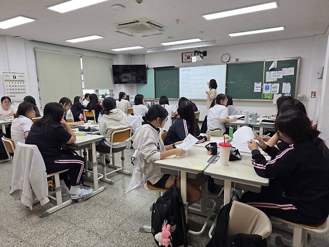 ▲ 청소년 진로 진학 특강을 하는 박찬숙 대표.