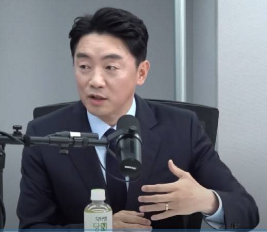 강훈식 대통령비서실장이 4일 공개된 유튜브 방송 ‘매불쇼’와 인터뷰를 하고 있다. (사진=유튜브 방송 ‘매불쇼’ 화면 갈무리)