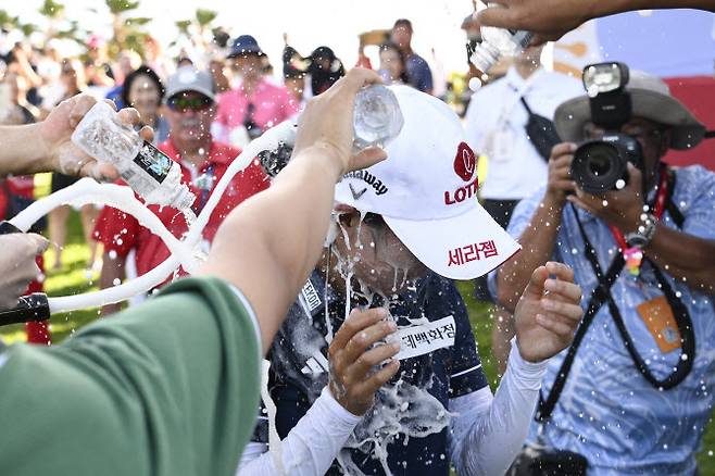우승 후 축하 물 세례를 받고 있는 황유민.(사진=AFPBBNews)