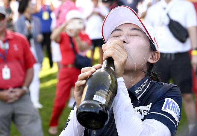 우승 축하 샴페인을 들이키고 있는 황유민.(사진=AFPBBNews)