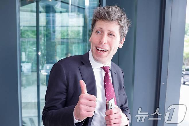 샘 올트먼(Sam Altman) 오픈 AI CEO가 1일 오후 서울 종로구 SK서린빌딩에서 최태원 SK그룹 회장과 회동을 마친 뒤 차량으로 향하고 있다. 2025.10.1/뉴스1 ⓒ News1 안은나 기자