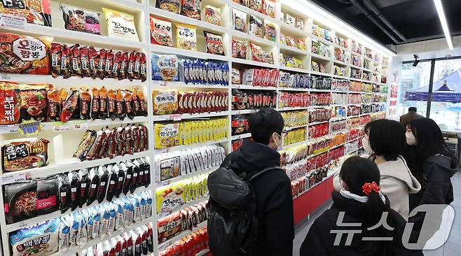 서울 마포구 CU 홍대상상점 라면 라이브러리가 외국인관광객들로 북적이고 있다. 2025.3.10/뉴스1 ⓒ News1 박지혜 기자