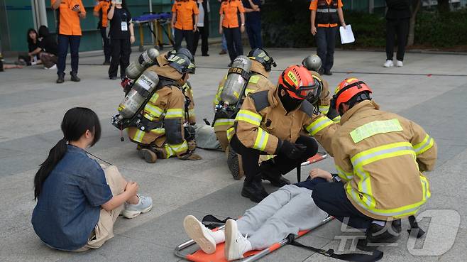 경북소방본부는 12일 경찰과 군 등 25개 기관·단체 480여명이 참여한 가운데 경주시 일원에서 긴급구조 종합훈련을 진행했다.(경북도 제공,재판매 및 DB 금지) ⓒ News1 김대벽기자