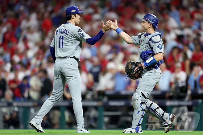 LA 다저스 사사키 로키(왼쪽)가 5일(한국시간) 열린 필라델피아 필리스와 2025 MLB 내셔널리그 디비전시리즈 1차전에서 구원 등판해 1이닝을 무실점으로 막고 세이브를 기록했다. ⓒ AFP=뉴스1