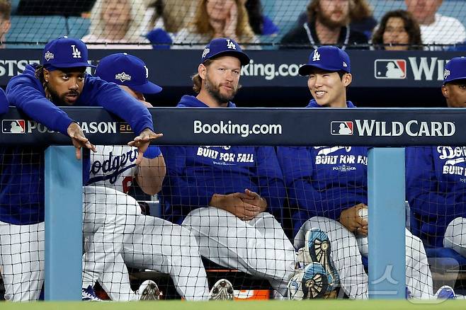 더그아웃에서 대기하는 김혜성(오른쪽). ⓒ AFP=뉴스1