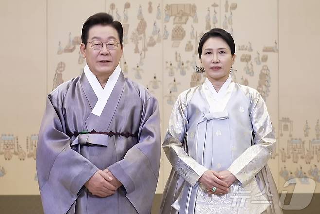 이재명 대통령과 김혜경 여사가 4일 영상 메시지를 통해 국민들에게 추석 명절 인사를 하고 있다. (KTV 캡처. 재판매 및 DB 금지) 2025.10.4/뉴스1 ⓒ News1 이재명 기자