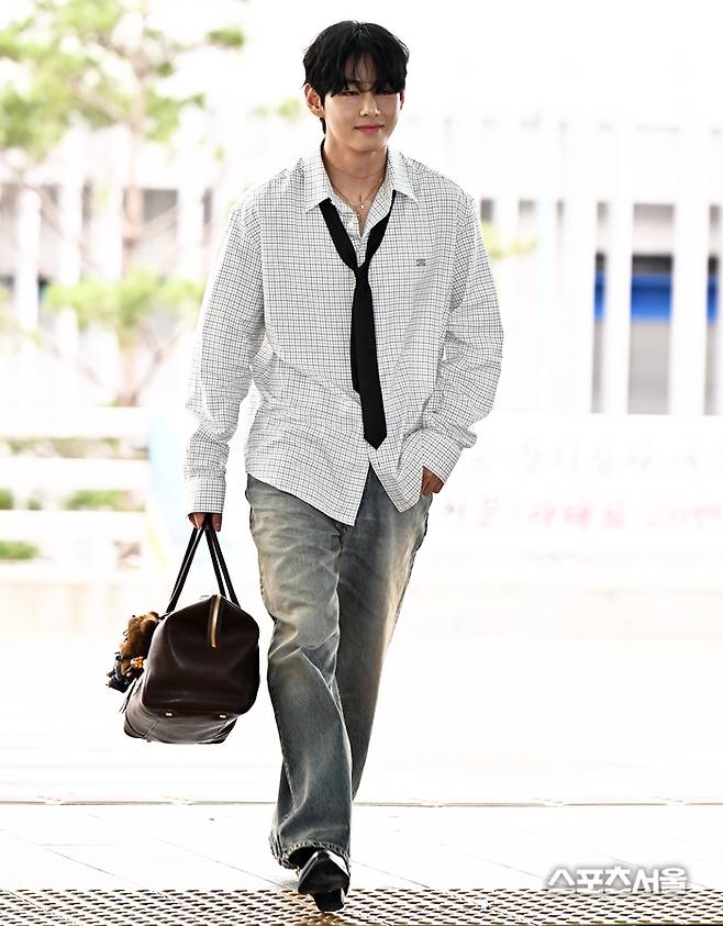 뷔가 출국하고 있다. 이주상기자 rainbow@sportsseoul.com