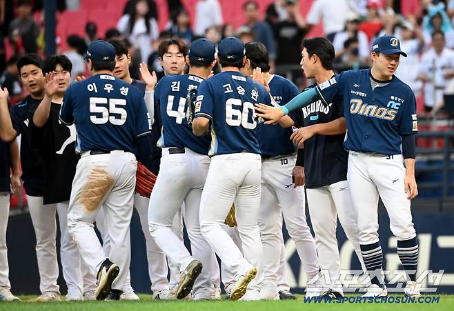 21일 광주KIA챔피언스필드에서 열린 NC와 KIA의 경기, NC가 7대6으로 승리했다. NC 선수들이 기쁨을 나누고 있다. 광주=허상욱 기자wook@sportschosun.com/2025.09.21/