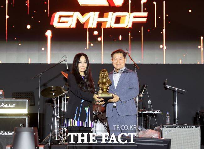 박승원 광명시장이 4일 '페스티벌 광명'에서 가수 한영애에게 광명음악명예의전당 헌액 트로피를 전달하고 있다. /광명시