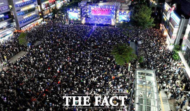 ‘페스티벌 광명’ 자우림 공연을 보는 관중들. /광명시