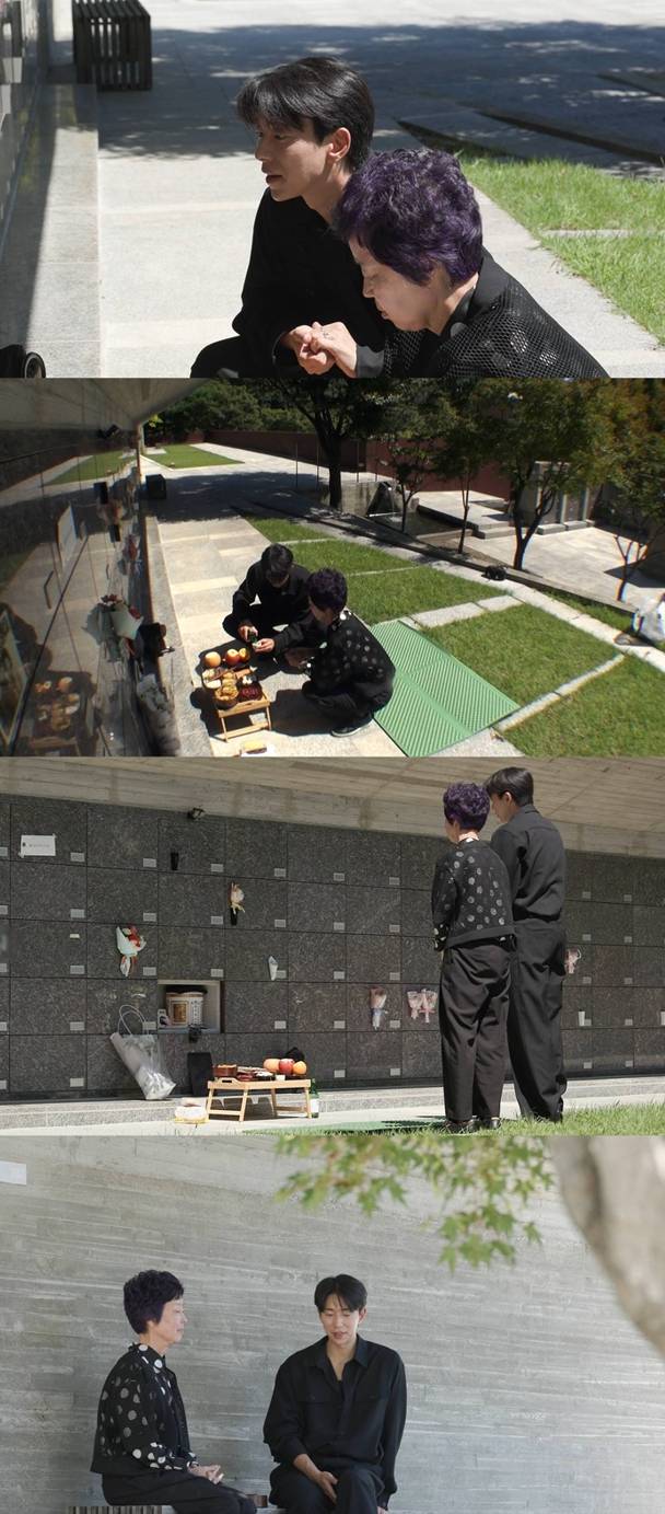 5일 방송되는 SBS ‘미운 우리 새끼’(미우새)에서는 배우 윤현민이 추석을 맞아 새어머니와 함께 돌아가신 아버지의 봉안당을 찾는 모습이 공개된다. 3년 전 별세한 아버지를 그리워하며 제사상을 차리고, 결혼을 앞둔 이복동생의 청첩장을 전하며 눈물을 흘려 스튜디오를 눈물바다로 만들었다. 윤현민은 아버지에게 전하지 못한 진심을 고백하며 보는 이들의 마음을 뭉클하게 했다. 한편, 윤현민은 의문의 ‘여자 사람 친구’ 집을 방문해 여사친의 아버지 앞에서 긴장하며 안절부절못하는 모습으로 母벤져스에게 큰 웃음을 안겼다. 감동과 웃음이 공존하는 윤현민의 이야기는 ‘미운 우리 새끼’(미우새)를 통해 방영된다.