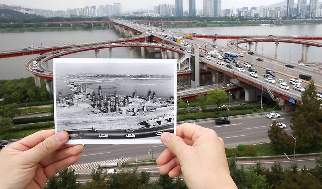 2025년 성수대교 남단에서 바라본 풍경. 흑백사진은 지난 1978년 성수대교 건설 당시의 모습이다. / 조선일보 사진부