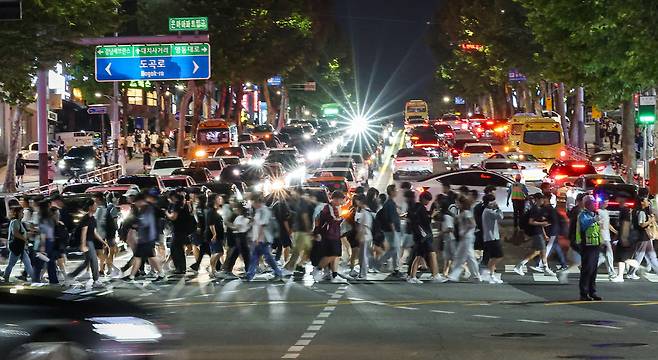 서울 강남구 대치동 학원가의 평일 밤 10시 모습 / 조선일보 사진부