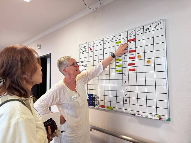 성 마르티누스 종합병원의 주간병원에서 근무하는 한 간호사가 노인별 치료 일정을 소개하고 있다. /정해민 기자