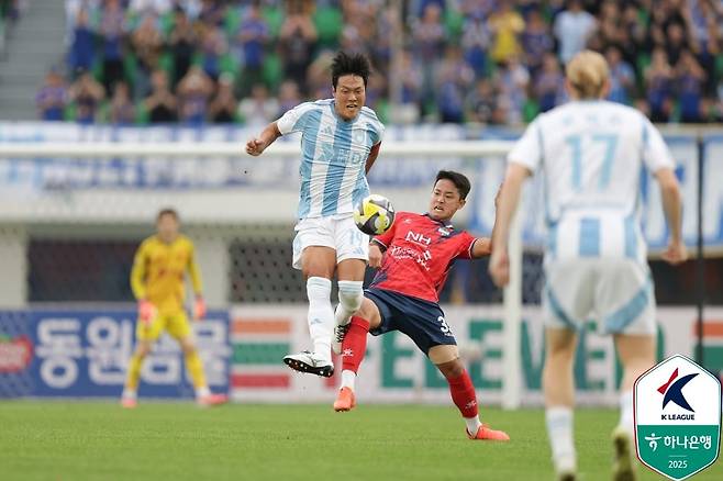 5일 울산 김영권(왼쪽)이 김천 이정택과 볼을 다투고 있다. / 프로축구연맹