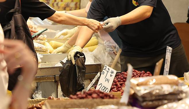 서울 시내 한 전통시장에서 물건을 판매하는 상인들./뉴스1