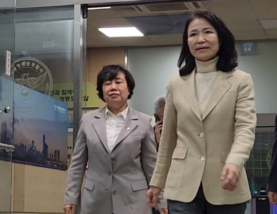 석방된 이진숙 전 방송통신위원장이 4일 오후 서울 영등포경찰서를 나서고 있다.  연합뉴스