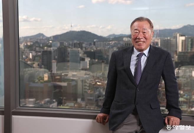 서울 강남구에 자리한 법무법인 가온 사무실에서.  회의실 창가로 서울의 전망이 펼쳐진다.   변영욱 기자 cut@donga.com