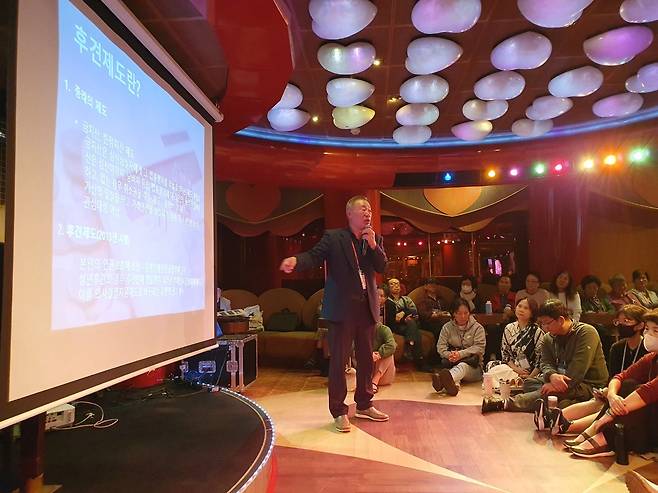 지난 2월 환경재단이 연 그린보트 선내에서 소순무 한국후견협회장이 웰다잉 관련 강의를 하고 있다. 한국후견협회 제공